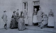 La mère Lépinat devant l'Hôtel {JPEG}