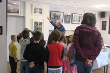 Le peintre Eric Baudet guide et commente la visite {JPEG}